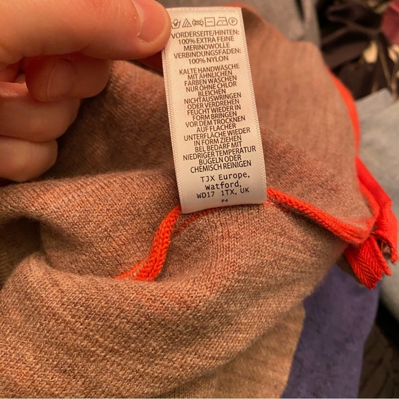 Nanette Lepore sweater 100% Extra Fine Merino Wool - Picture 7 of 10